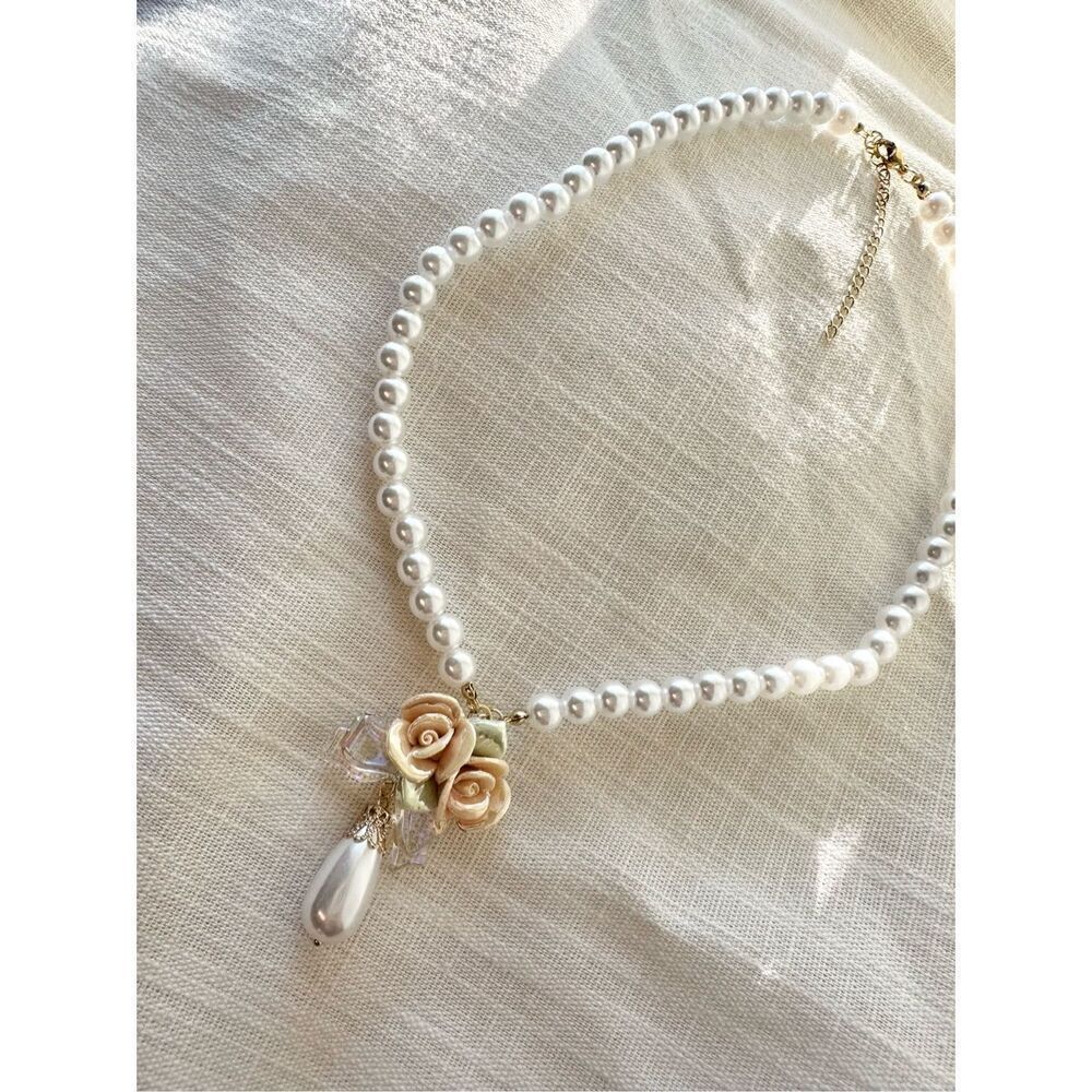 Princess pearlescent rose and pearl statement necklace - Picture 5 of 6